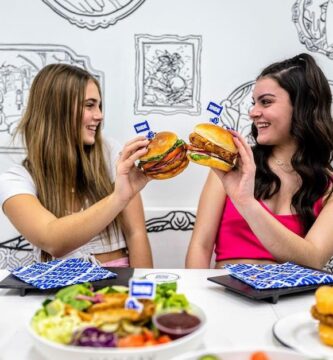 25+ Extra Fun Restaurants for Kids for the Best-Ever Family Dinners 3 2d restaurant chicago