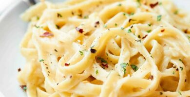 Healthy Alfredo Sauce Recipe - only 130 calories per serving! 4 Healthy Alfredo Sauce Show Me the Yummy 7@2x