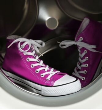 best ways to wash tennis shoes featured