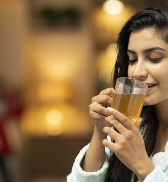 How to Drink Green Tea for Weight Loss 1 woman drinking green tea to lose weight