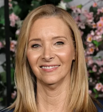 Lisa Kudrow says sitcoms are afraid of making audiences 'uncomfortable'