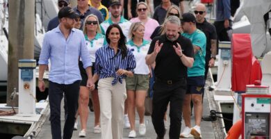 Prince Harry and Meghan were greeted by a huge and enthusiastic crowd in Sydney