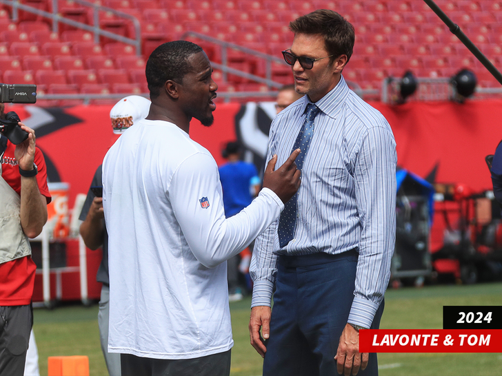 Lavonte David Tom Brady under Getty