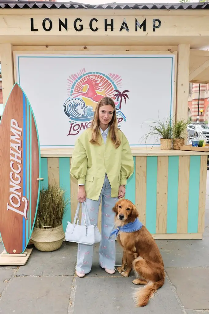 Alizée Thévenet posed in jeans with a dog