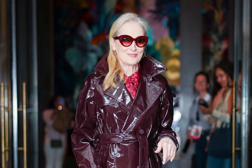 Meryl paired the coat with oversized red-tinted sunglasses that framed her face beautifully.