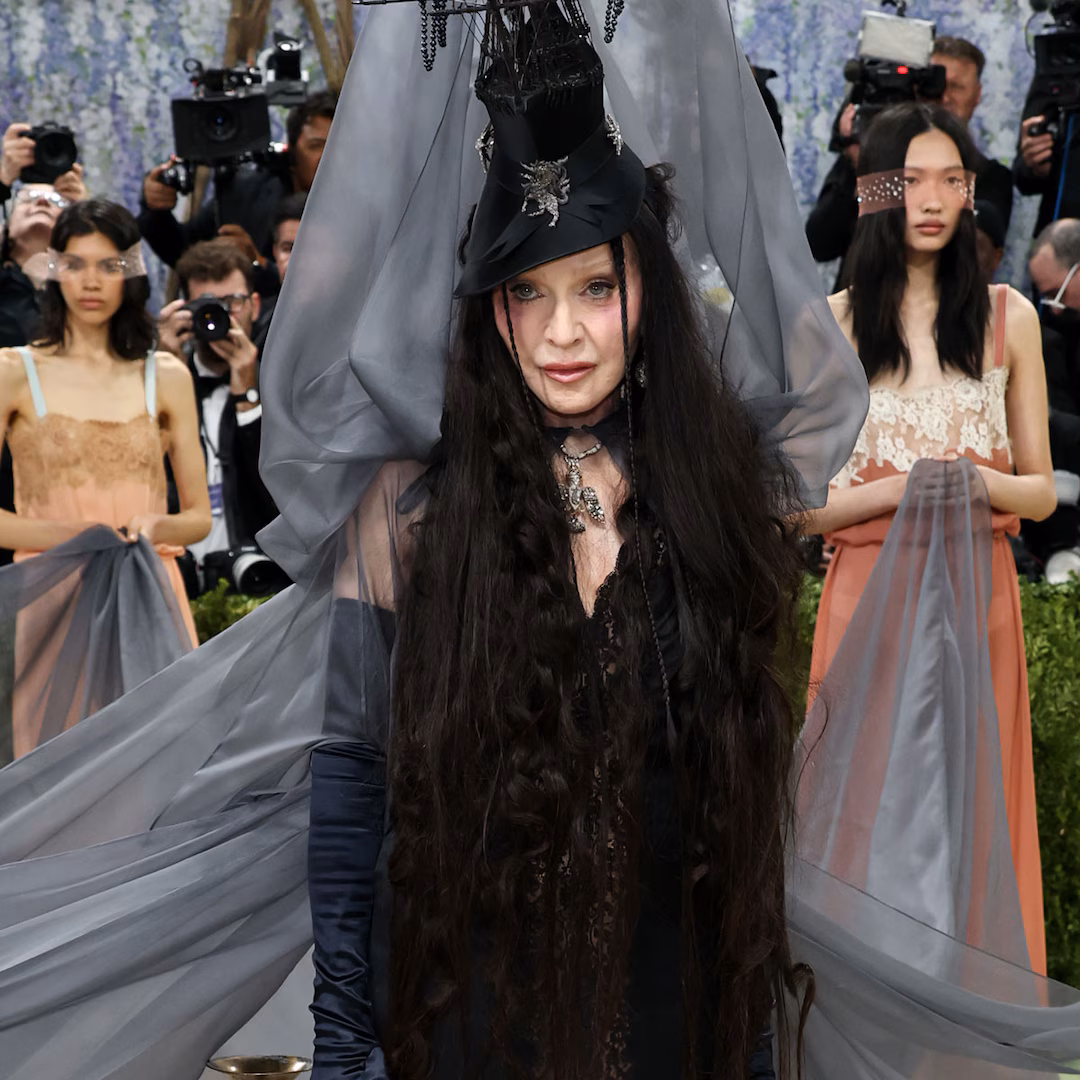 Madonna uses 7 assistants to hold her dress