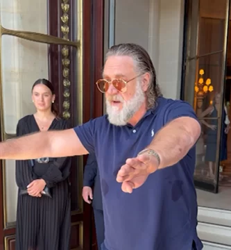 Russell Crowe warns autograph seekers to behave outdoors Paris resort 1 Russell Crowe warns autograph seekers to behave outside Paris hotel