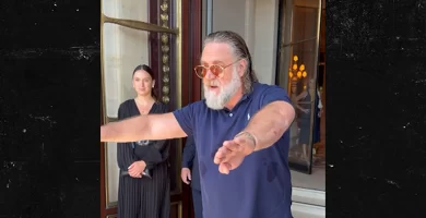 Russell Crowe warns autograph seekers to behave outside Paris hotel