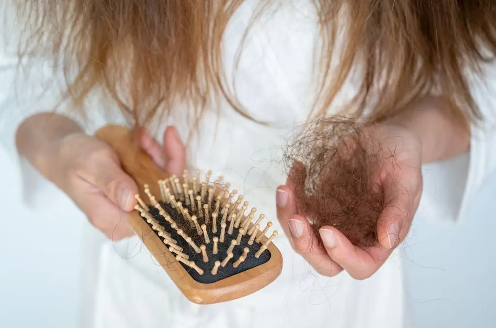 Melatonin for hair loss can be applied via three different techniques: topical, oral or mesotherapy.