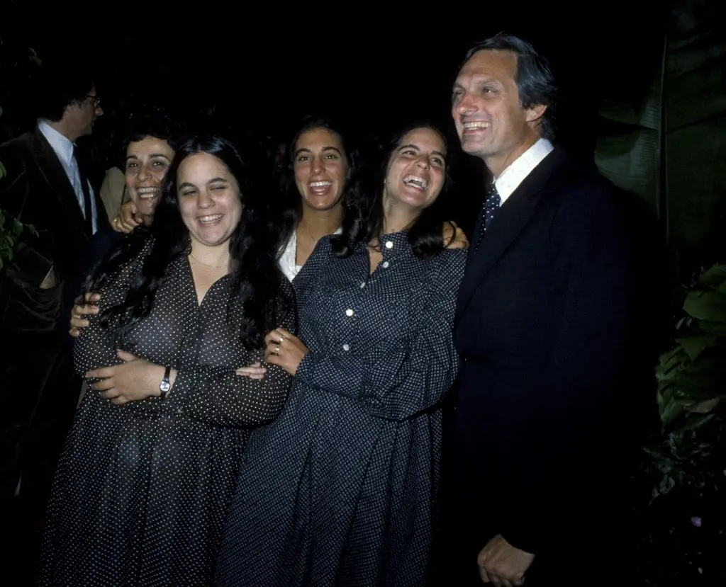 M*A*S*H Star Alan Alda Shares the Trustworthy Actuality of Dwelling With Parkinson's at 90: 'It is a Sport' 2 Alan Alda, his wife Arlene Weiss and their daughters Elizabeth Alda, Eve Alda and Beatrice Alda attend Elizabeth Alda's 19th birthday party on August 15, 1979 at the Promenade Cafe in New York City.