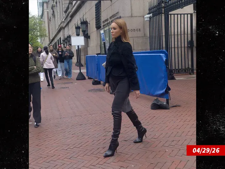 bianca censori in columbia u ls 1