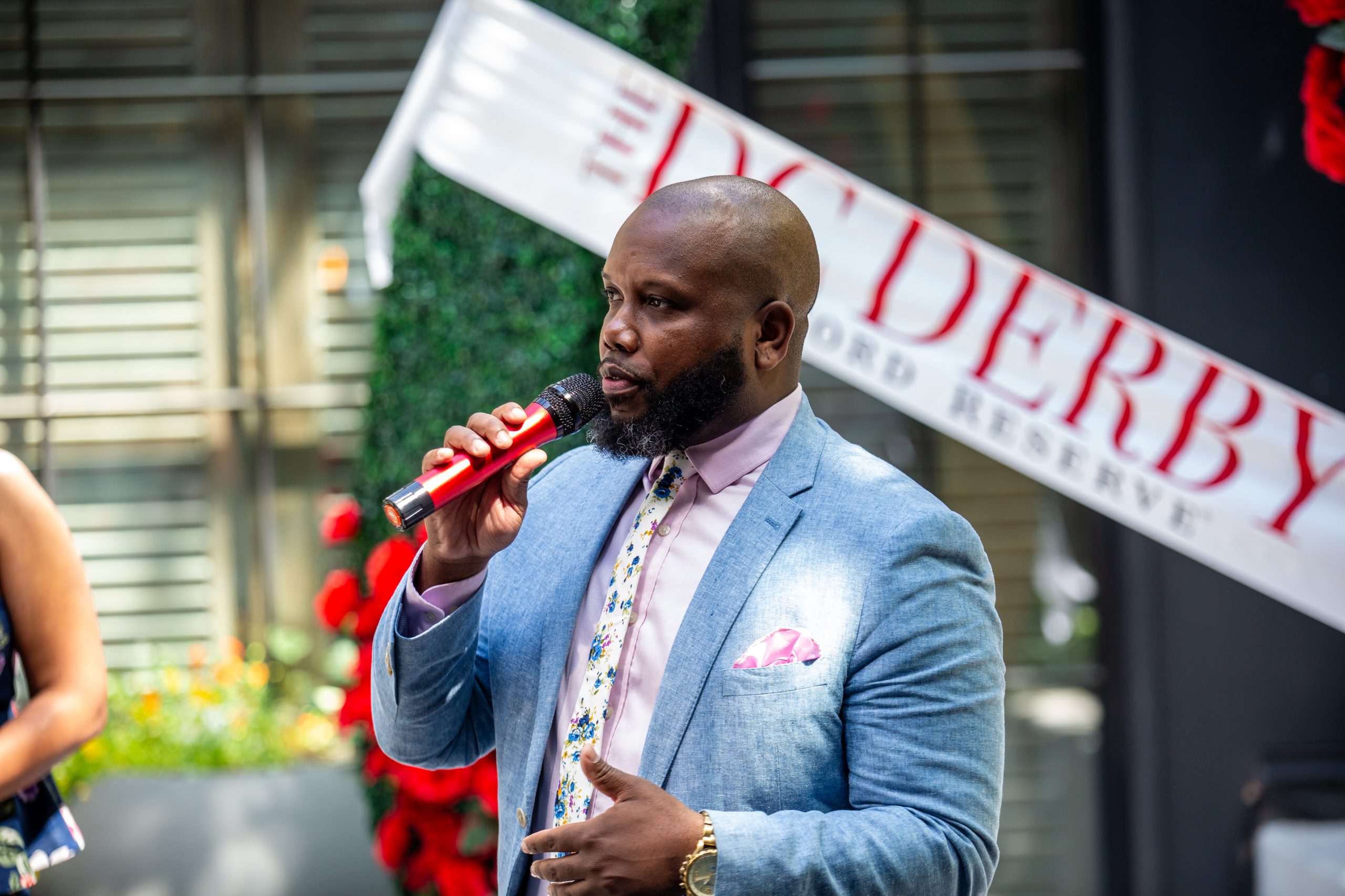 Jason Kelley began The Wave as a gaggle chat for 13 buddies. It is now a 40,000-member community altering the way in which black professionals discover group - Essence 5 The wave started as a group chat for 13 friends. It's now a 40,000-member network changing the way black professionals find community