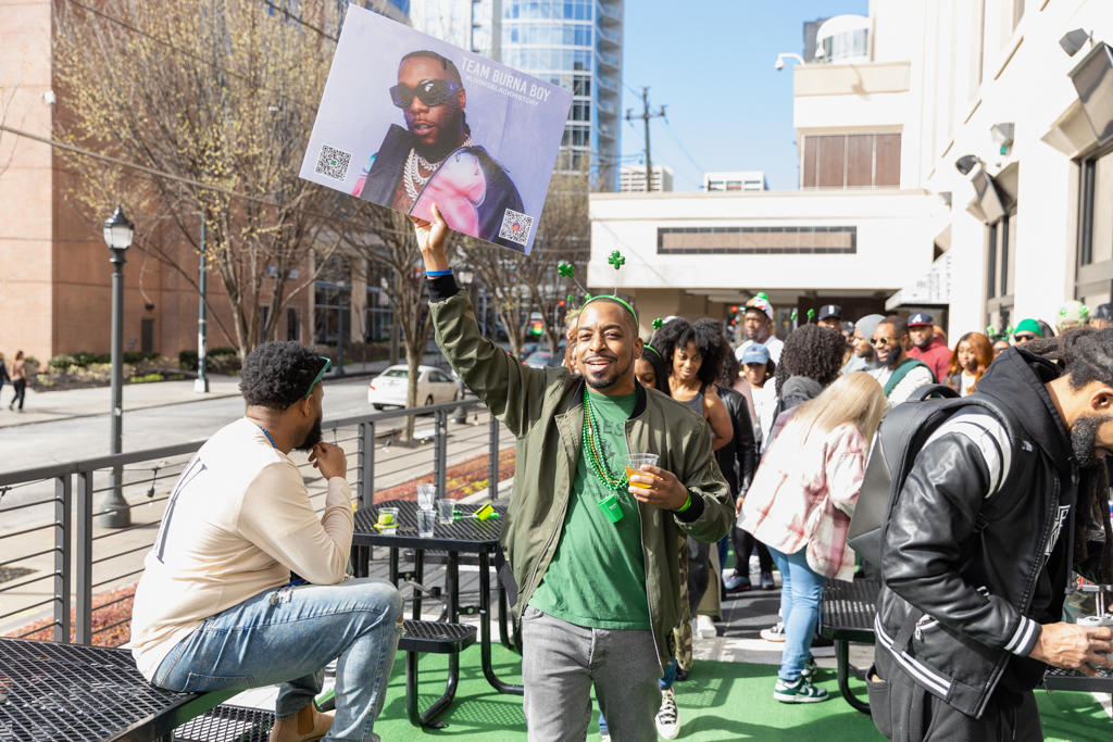 Jason Kelley began The Wave as a gaggle chat for 13 buddies. It is now a 40,000-member community altering the way in which black professionals discover group - Essence 4 The wave started as a group chat for 13 friends. It's now a 40,000-member network changing the way black professionals find community
