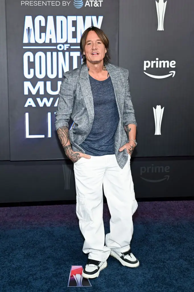 Keith appeared in good spirits as he mingled with other performers 