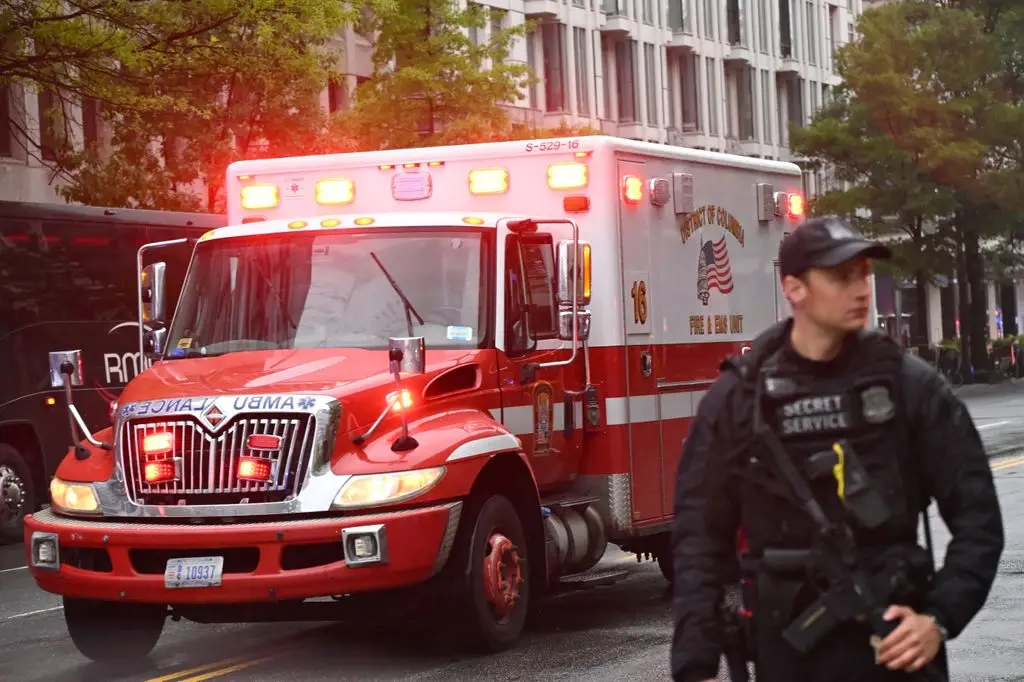 White Home capturing suspect recognized 3 Armed Secret Service agent seen next to ambulance near White House