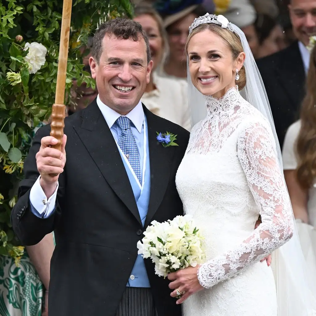Peter Phillips and Harriet Sperling share their first romantic kiss after a fairytale marriage ceremony 5 KEMBLE, ENGLAND – JUNE 6: Peter Phillips and Harriet Sperling leave their royal wedding at All Saints Church on June 6, 2026 in Kemble, England. Peter Phillips, son of Princess Anne, Princess Royal and eldest grandchild of Queen Elizabeth II, today married NHS nurse and writer Harriet Sperling in a ceremony at All Saints Church, Kemble. (Photo by Samir Hussein/WireImage)