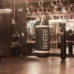 A hard-hitting neighbor tries his hand at a boxing gym frequented by celebrities, but fails