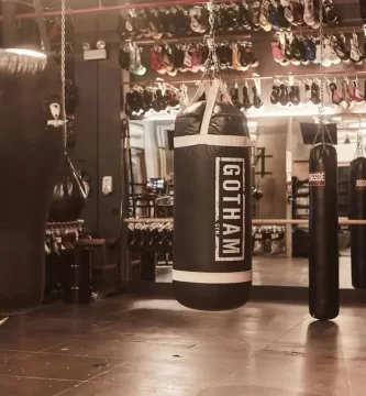 A hard-hitting neighbor tries his hand at a boxing gym frequented by celebrities, but fails
