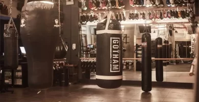 A hard-hitting neighbor tries his hand at a boxing gym frequented by celebrities, but fails