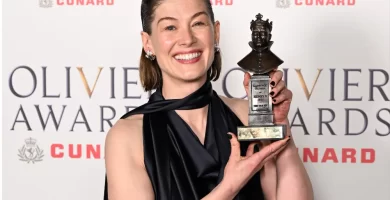 Rosamund Pike calls out audience member for texting during performance