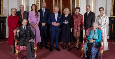 'Shadow king' Prince William worries his father 'refuses to give up the throne'
