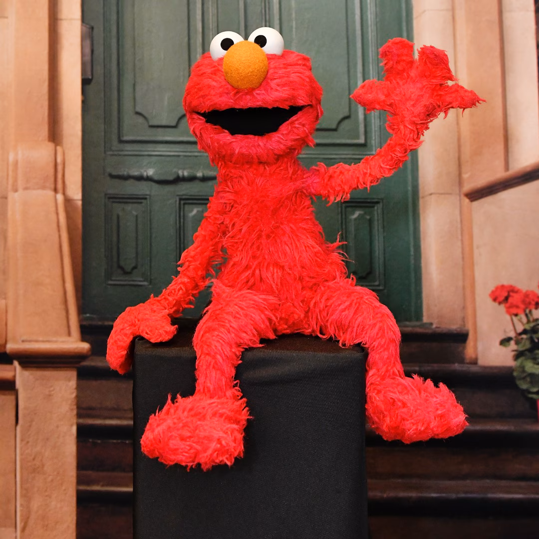 Elmo reacts after being bullied for not supporting the New York Knicks