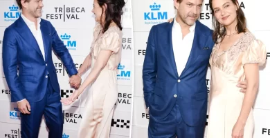 Joshua Jackson and Katie Holmes gush about their relationship and maintain arms on the pink carpet 5 Joshua Jackson and Katie Holmes gush about their relationship and hold hands on the red carpet