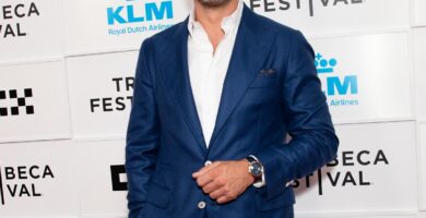 Links “Joshua Jackson held hands with model Olivia Burgess in New York”