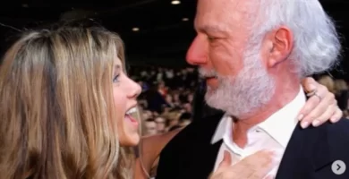 Jennifer Aniston pays tribute to 'Mates' director James Burrows 4 Jennifer Aniston pays tribute to 'Friends' director James Burrows