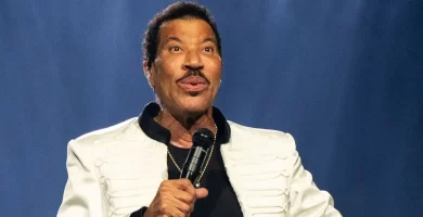 Lionel Richie stops his show midway after suffering a health crisis