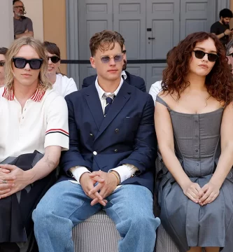 Curry Barker sits entrance row on the Thome Browne style present in Milan 1 Charlie Hall, Jamie Campbell Bower, Joe Burrow, Olivia Cooke and Curry Barker at the Thom Browne fashion show as part of Milan Men's Spring-Summer 2027 fashion week on June 22, 2026 in Milan, Italy.