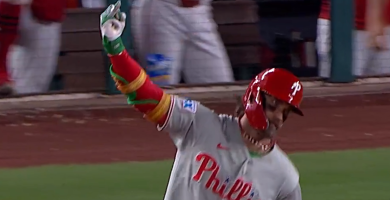 Bryce Harper swears he did not scare the followers at DC, it was my ring finger! 8 Bryce Harper swears he didn't scare the fans at DC, it was my ring finger!