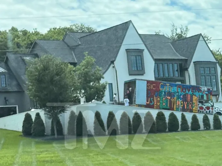Movers outside jelly roll house tmz wm 2