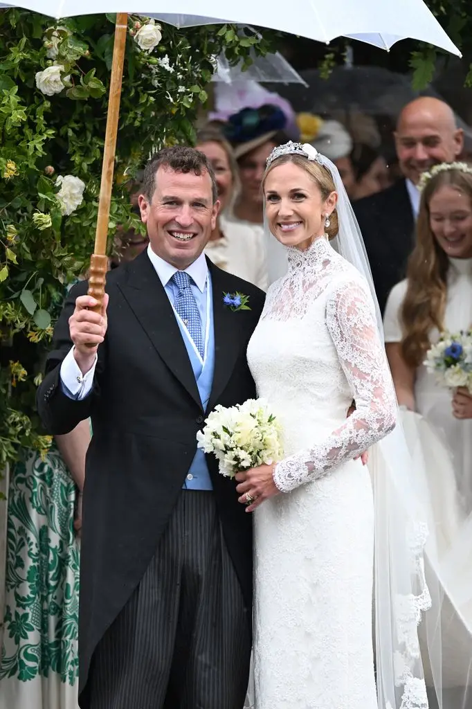     Peter Phillips and Harriet Sperling leave their royal wedding