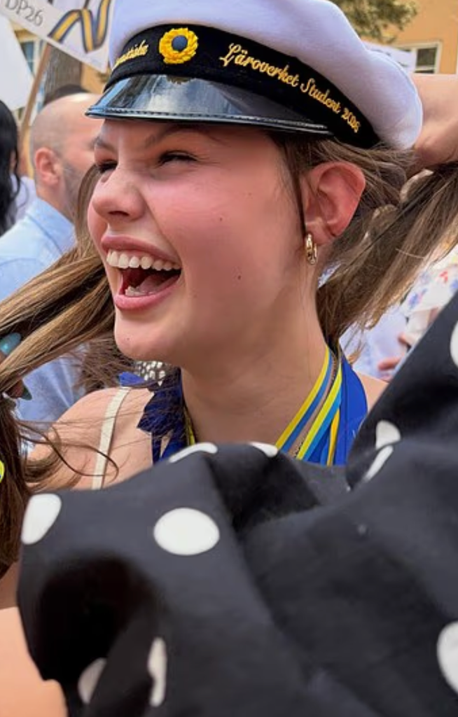 Dawson Creek star shares touching tribute as daughter celebrates milestone 2 Birdie graduated from a Swedish boarding school!