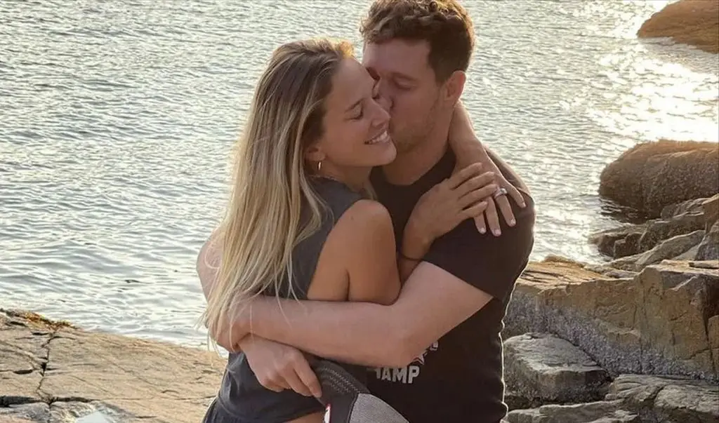 photo of Michael Bublé kissing his wife Luisana 