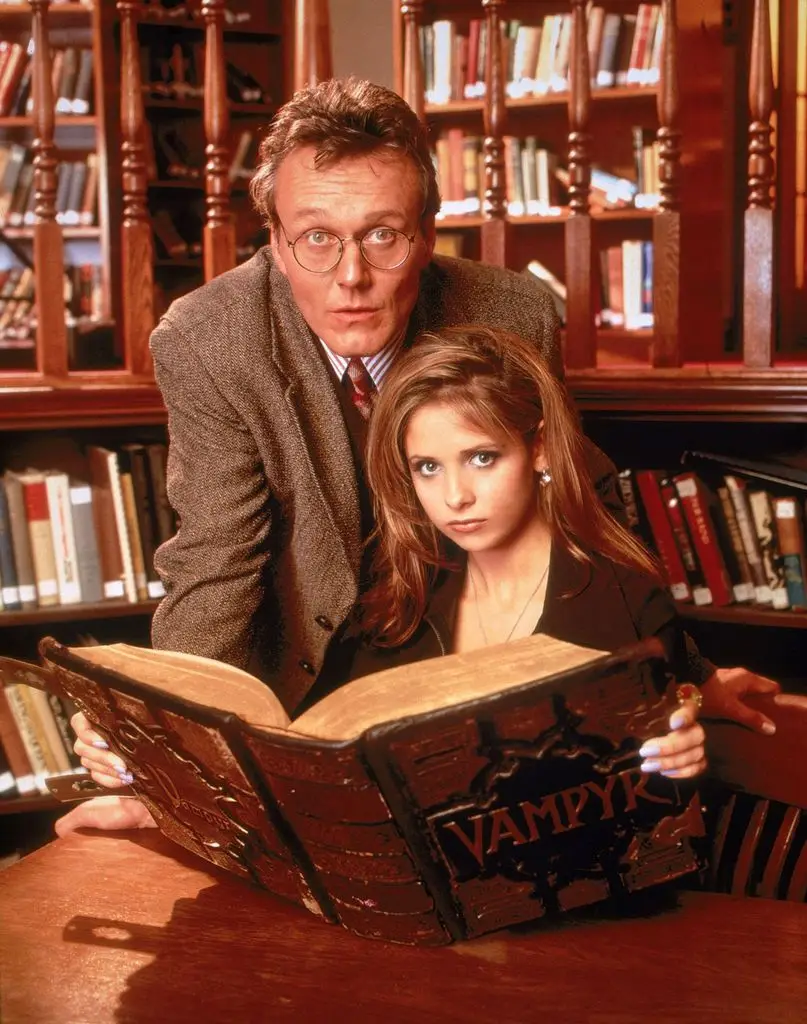 Anthony Head and Sarah Michelle Gellar in the (C)WB Television Network/United Paramount Network television series: Buffy the Vampire Slayer
