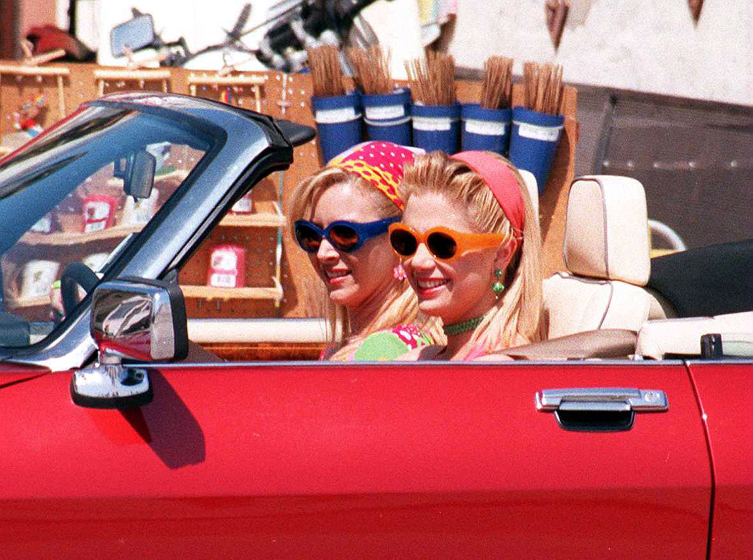 Romy and Michele Sequel Starring Lisa Kudrow and Mira Sorvino Is Filming Now 3 Original photo of Mira Sorvino and Lisa Kudrow on the set of Romy and Michelle. 06/19/96