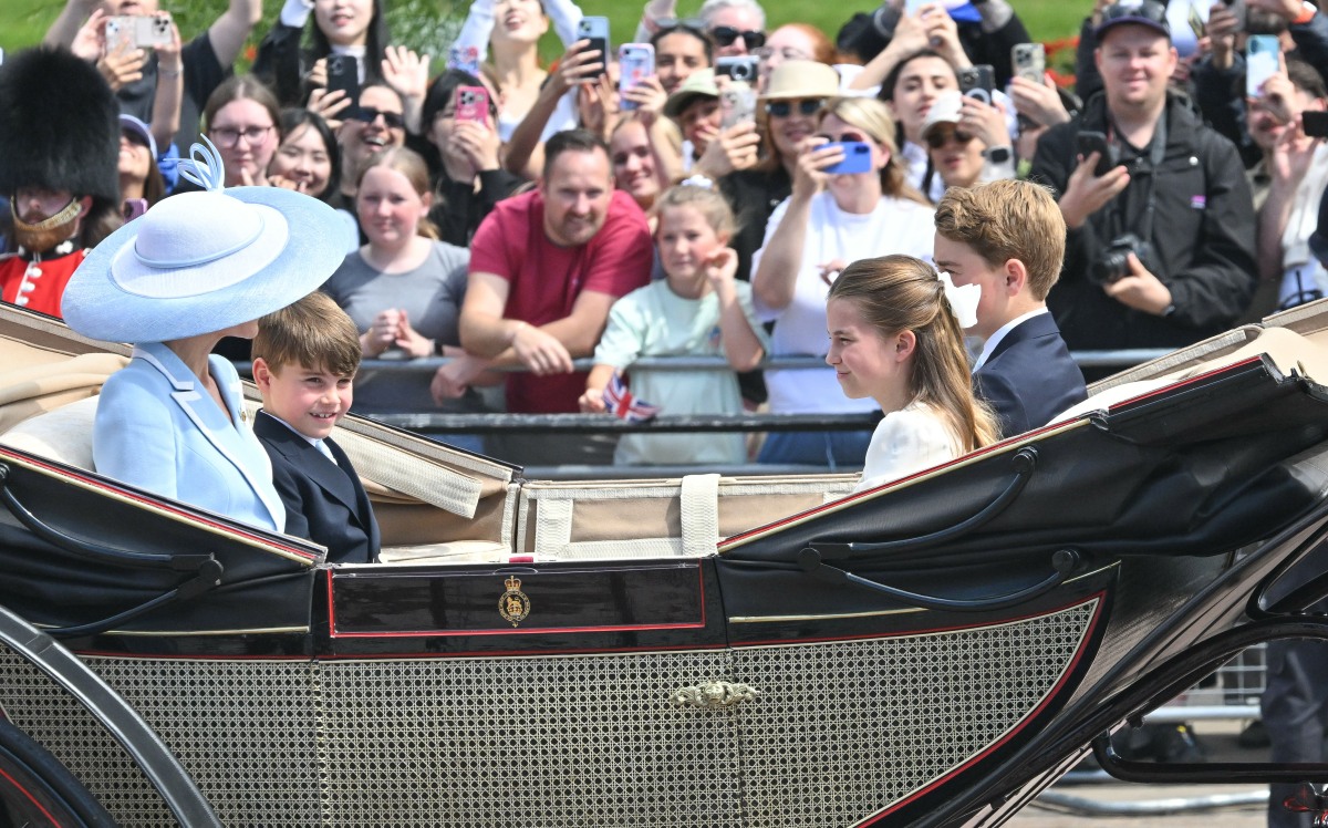 Princess Kate wore a sky blue Catherine Walker for Trooping the Shade 3 avalon 1109899420