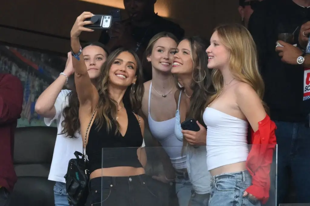 Jessica Alba girls world cup selfie