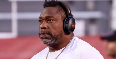 Warren Sapp underneath investigation over alleged battery at senior dwelling facility and won't be charged 25 Warren Sapp under investigation over alleged battery at senior living facility and will not be charged