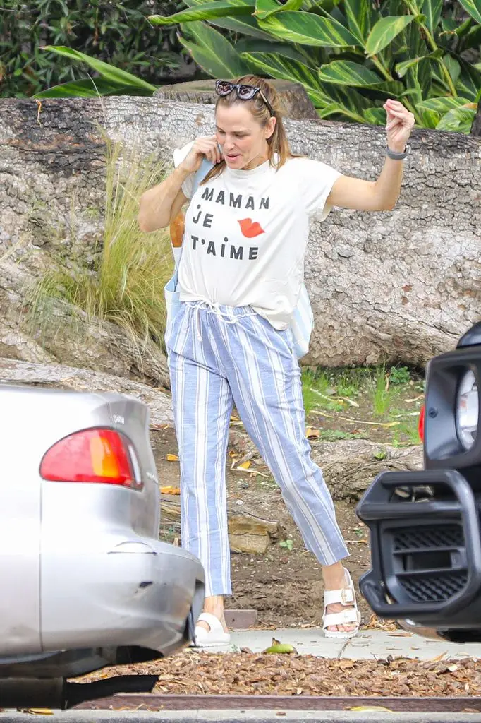 Jennifer Garner sends emotional message after ex Ben Affleck's mom dies 1 Jennifer was at the Brentwood Farmers Market