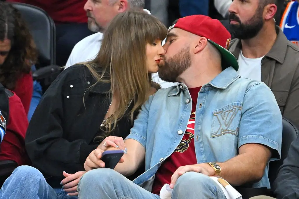 Taylor Swift and Travis Kelce's 'Weak' Marriage ceremony Vows Revealed by GMA Host 2 photo of Taylor Swift and Travis Kelce kissing