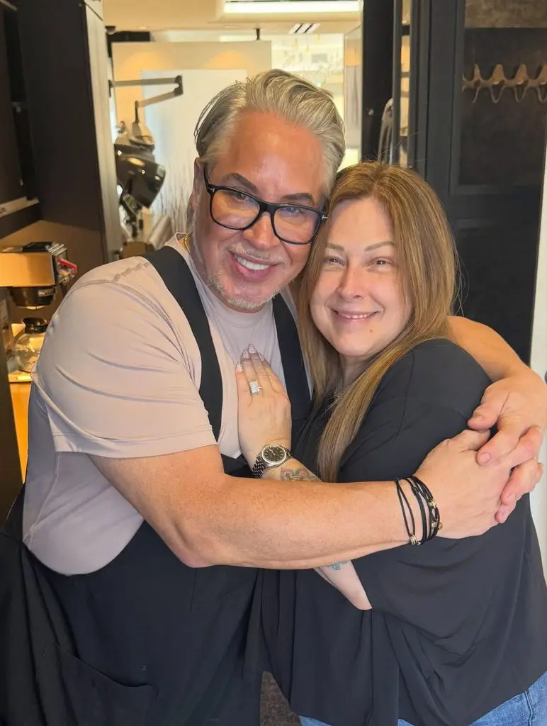 Wilson Philips singer shocks followers with enormous transformation after 'ready 7 years' 3 Carnie Wilson with her hairstylist from Syndicate Salon
