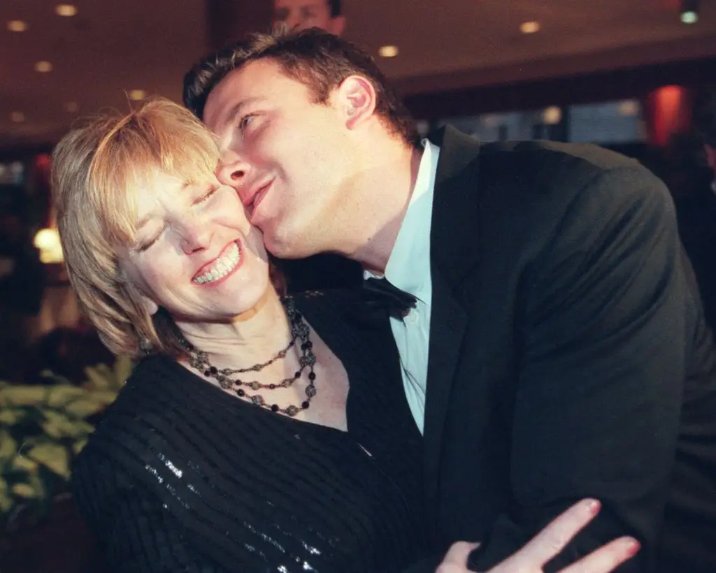 Jennifer Garner sends emotional message after ex Ben Affleck's mom dies 3 Ben Affleck kisses his mother Chris Affleck