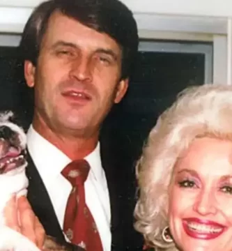 The True Story Behind Dolly Parton's Hit 'Jolene' and Her Husband's Infidelity 2 The True Story Behind Dolly Parton's Hit 'Jolene' and Her Husband's Infidelity