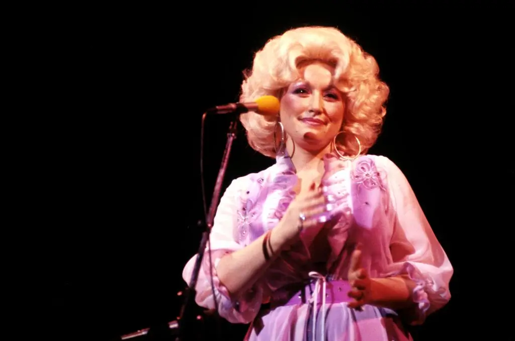 Young Dolly Parton on stage
