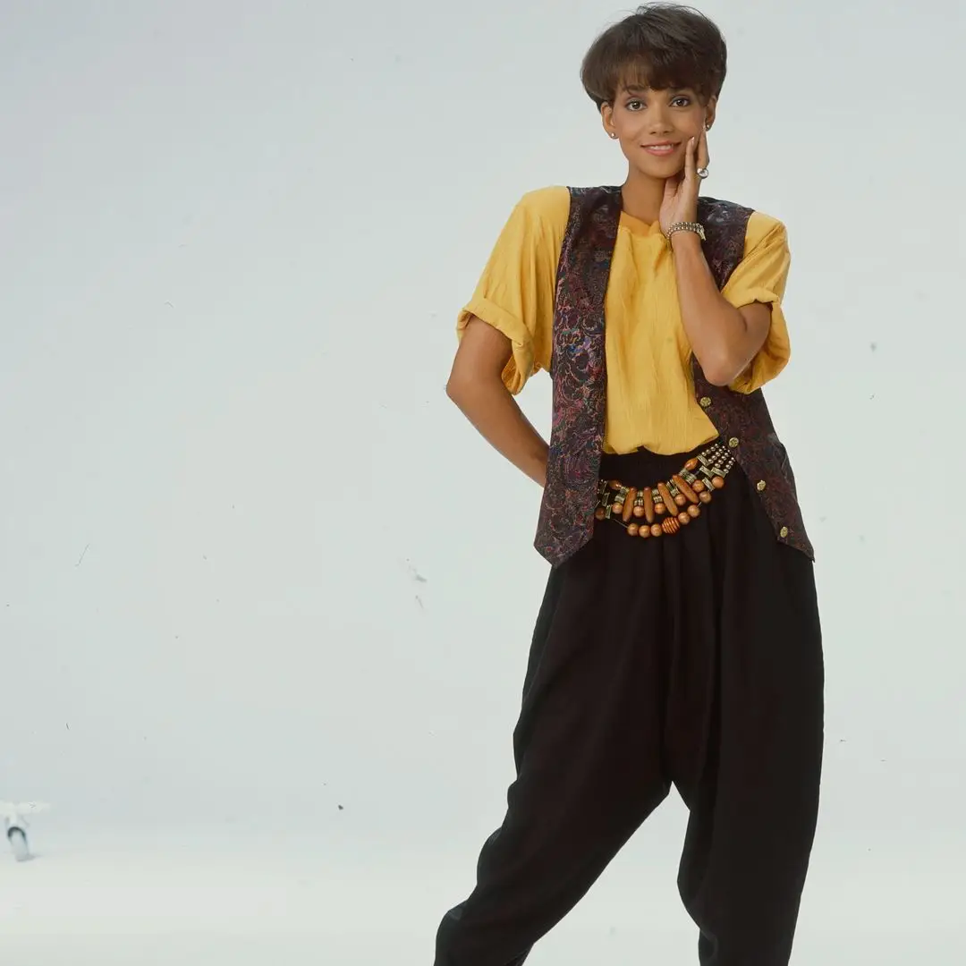 Promotional photo of Halle Berry for the ABC television series 'Living Dolls'.