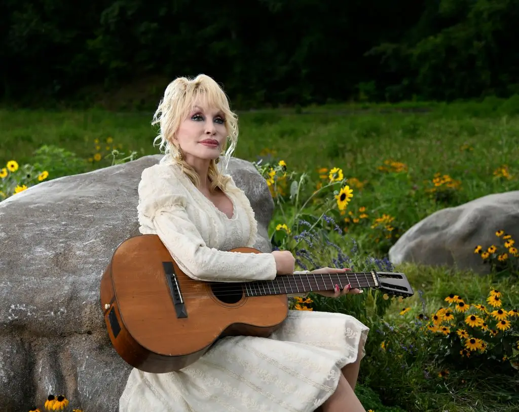 DOLLY PARTON'S MOUNTAIN MAGIC CHRISTMAS – Pictured: Dolly Parton as herself