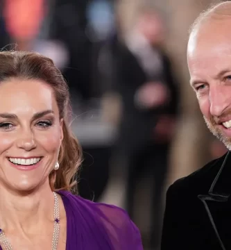Prince William and Kate Middleton steal the present as they reunite with Tom Cruise on the Digger premiere. 2 Prince William and Kate Middleton steal the show as they reunite with Tom Cruise at the Digger premiere.